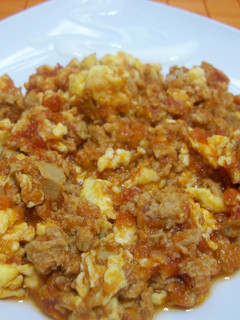 Una foto de Huevos revueltos con tomate y atún