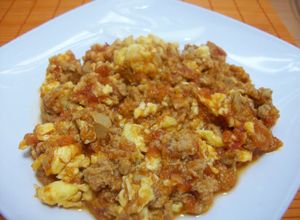 Foto principal de Huevos revueltos con tomate y atún