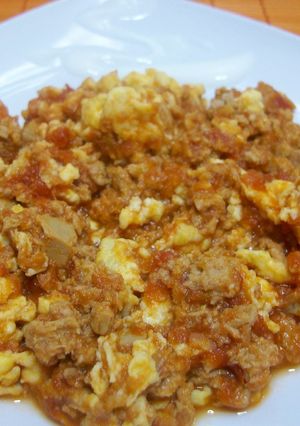 Una foto de Huevos revueltos con tomate y atún