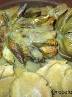 Una foto de Alcachofas y setas en salsa