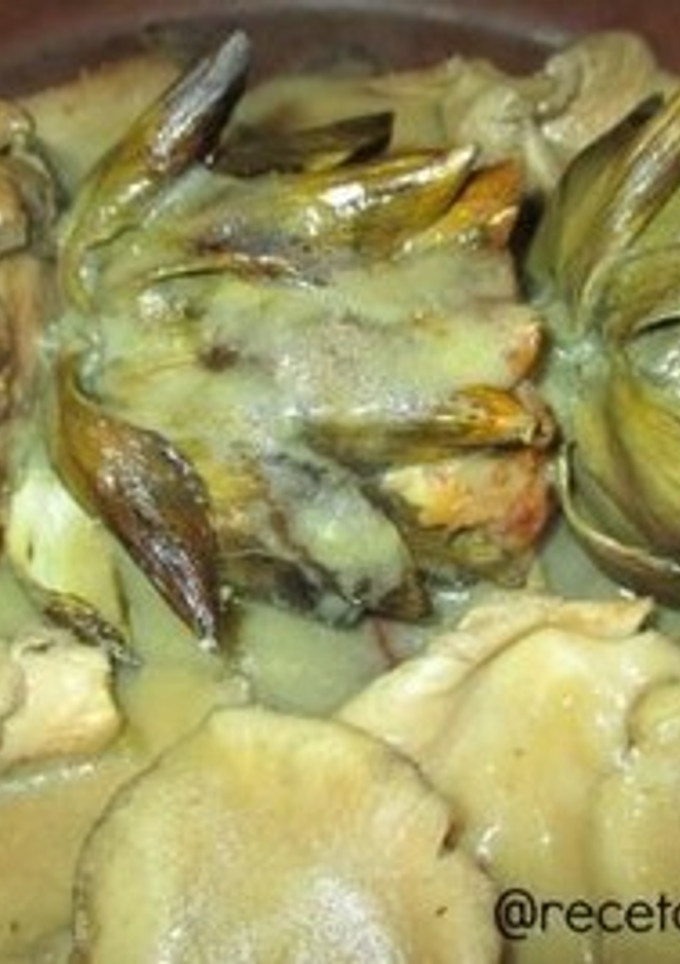 Una foto de Alcachofas y setas en salsa