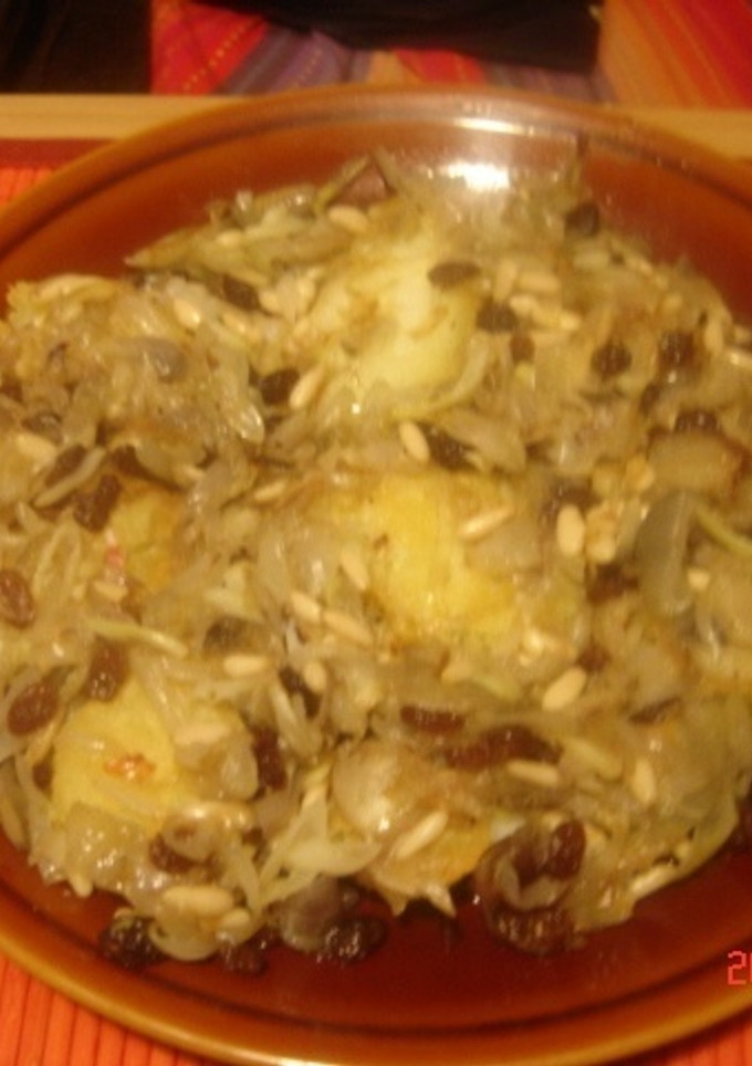 Una foto de Bacalao con pasas y piñones