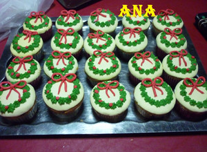 Una foto de Cupcakes decorados para cumpleaños