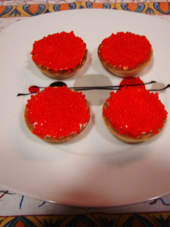 Una foto de Tartaletas de lumpo rojo y mouse de salmón