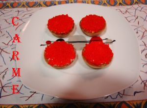 Una foto de Tartaletas de lumpo rojo y mouse de salmón