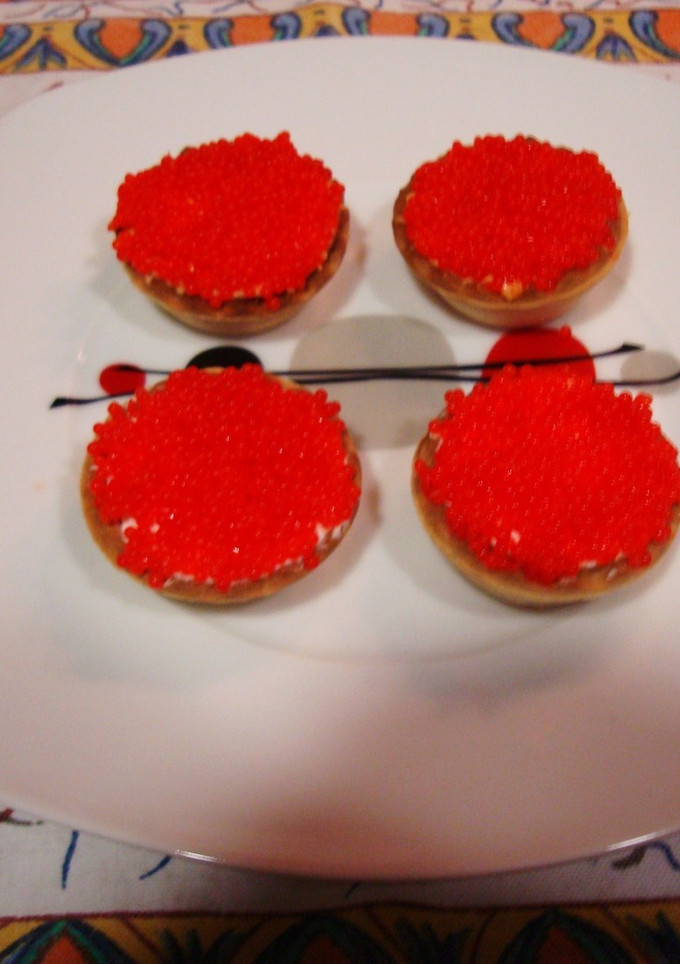Una foto de Tartaletas de lumpo rojo y mouse de salmón