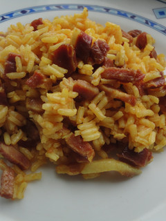 Una foto de Arroz con jamón, beicon y sobrasada