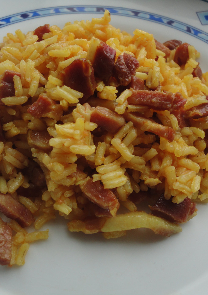 Una foto de Arroz con jamón, beicon y sobrasada