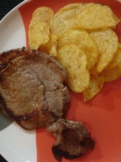 Una foto de Filete a la plancha con patatas de bolsa
