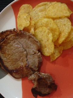 Una foto de Filete a la plancha con patatas de bolsa
