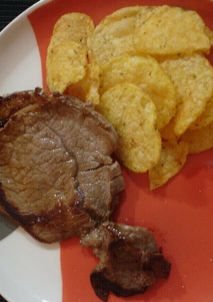 Una foto de Filete a la plancha con patatas de bolsa