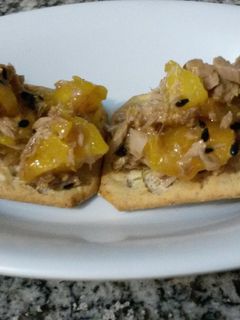 Una foto de Ensalada de atún, mango y sésamo
