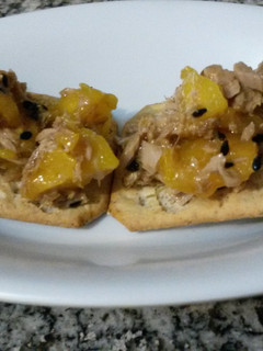 Una foto de Ensalada de atún, mango y sésamo