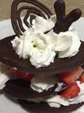 Milhojas de chocolate con fresas y crema chantilly