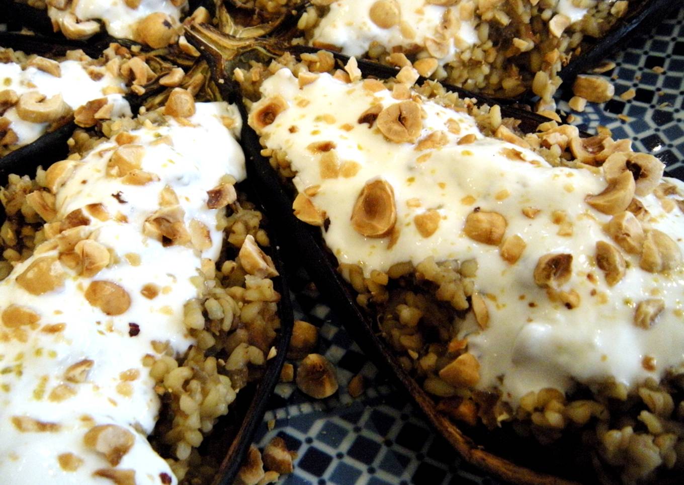 Berenjenas rellenas de bulgur con salsa de yogur y avellanas