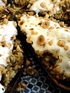 Una foto de Berenjenas rellenas de bulgur con salsa de yogur y avellanas