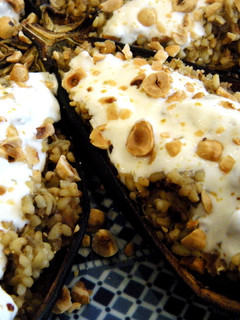 Una foto de Berenjenas rellenas de bulgur con salsa de yogur y avellanas