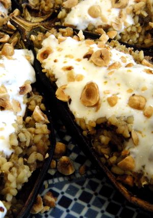 Una foto de Berenjenas rellenas de bulgur con salsa de yogur y avellanas