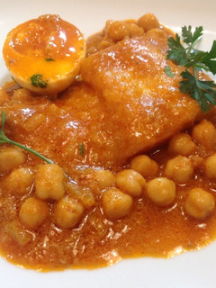 Una foto de Bacalao con garbanzos y salsa romesco