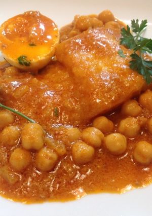 Una foto de Bacalao con garbanzos y salsa romesco