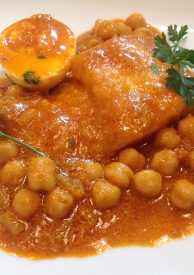 Una foto de Bacalao con garbanzos y salsa romesco