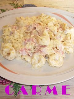 Una foto de Tortellini con jamón y crema de leche