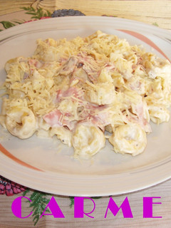 Una foto de Tortellini con jamón y crema de leche