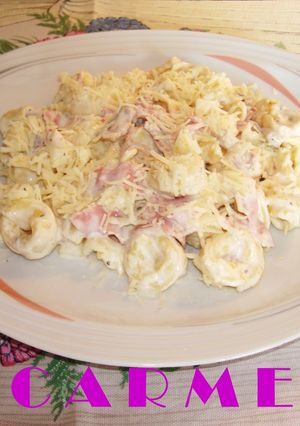 Una foto de Tortellini con jamón y crema de leche