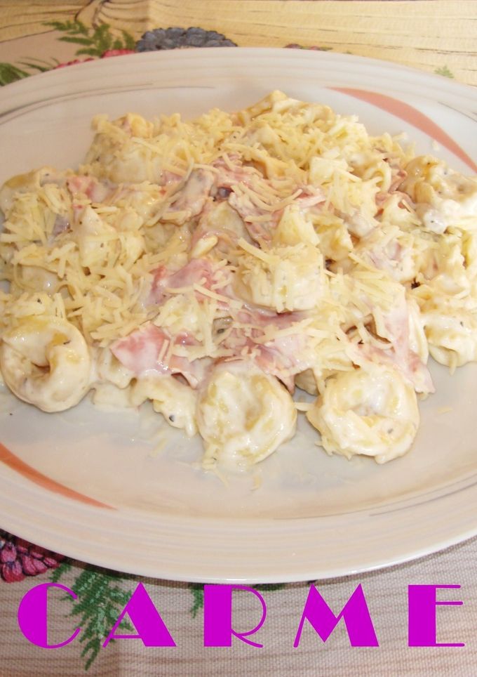 Una foto de Tortellini con jamón y crema de leche