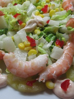 Una foto de Ensalada con langostinos y piña