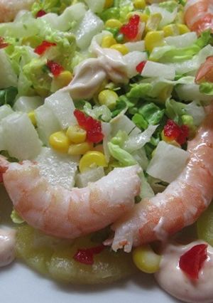Una foto de Ensalada con langostinos y piña