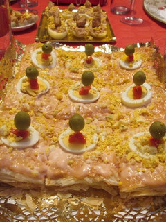 Una foto de Tartitas con crema de atún, huevos y salsa rosa