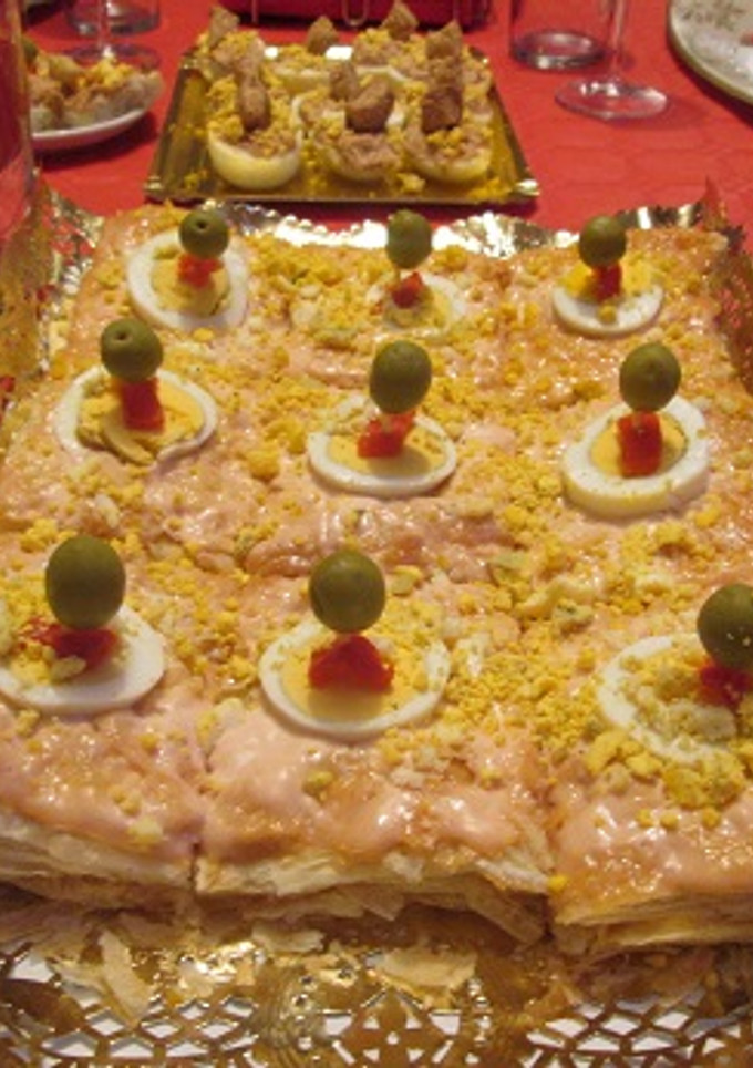 Una foto de Tartitas con crema de atún, huevos y salsa rosa