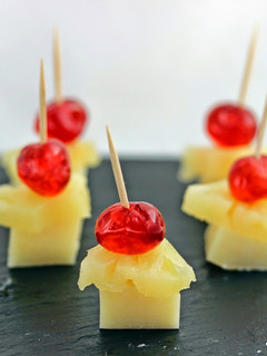 Una foto de Pinchitos de queso curado