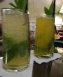 Mojito con hojas de menta