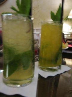 Una foto de Mojito con hojas de menta