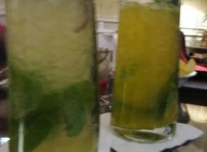 Una foto de Mojito con hojas de menta