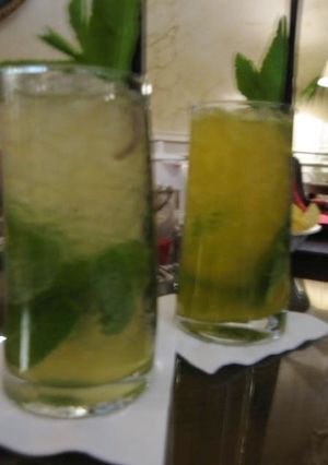 Una foto de Mojito con hojas de menta
