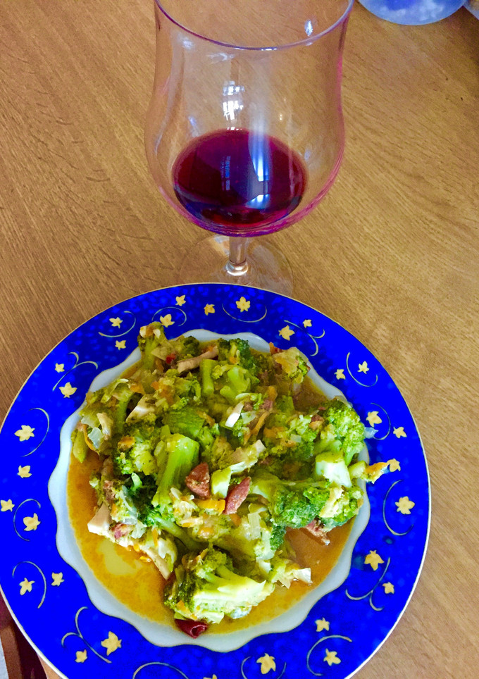 Una foto de Brócoli y calabacines con pavo, chorizo y ajos