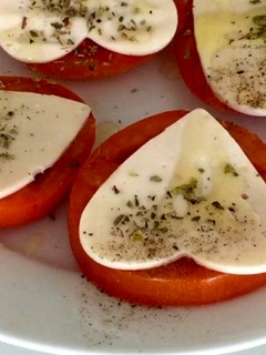 Una foto de Tomates con mozzarella