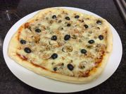 Una foto de pizza de mariscos