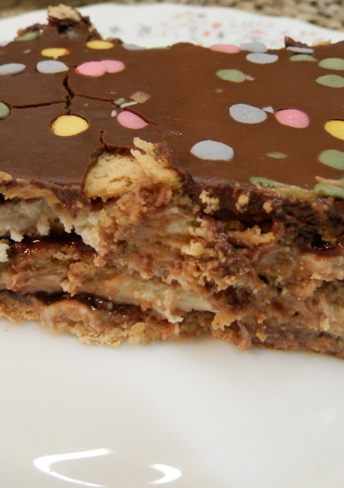 Una foto de Tarta de galletas y crema de chocolate blanco
