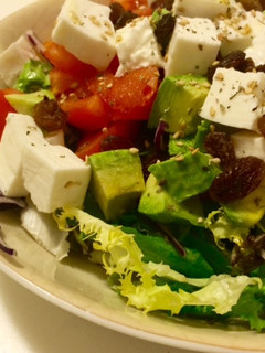 Foto principal de Ensalada con tomate, queso fresco, aguacate y pasas
