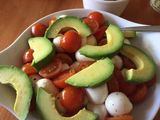 Ensalada de aguacate, tomates cherry y mozzarella