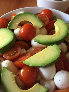 Una foto de Ensalada de aguacate, tomates cherry y mozzarella
