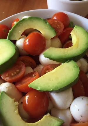 Una foto de Ensalada de aguacate, tomates cherry y mozzarella