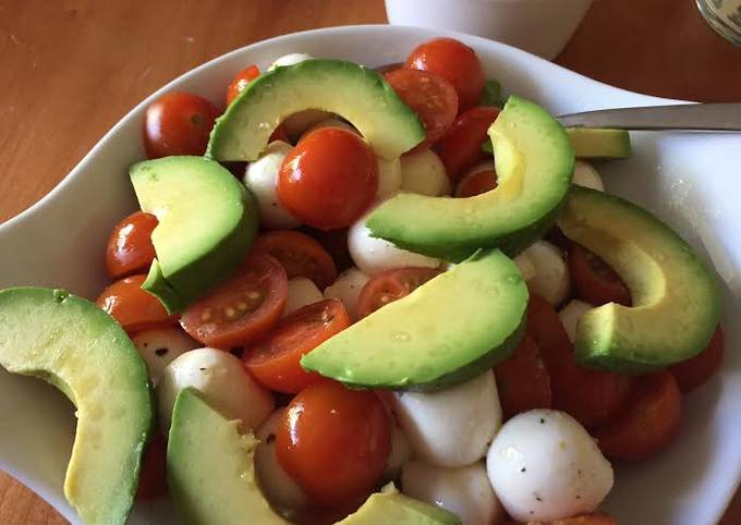 Ensalada De Aguacate Tomates Cherry Y Mozzarella Receta De Magdalena Cookpad 7345