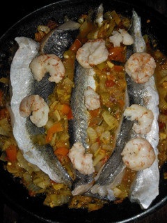 Una foto de Filet de pescado en salsa con langostinos