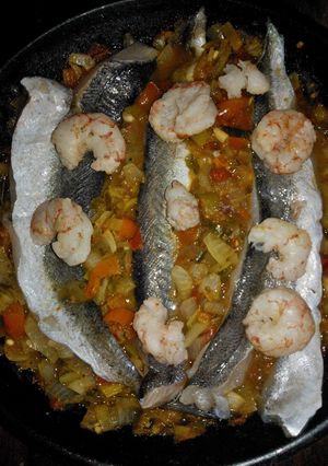 Una foto de Filet de pescado en salsa con langostinos