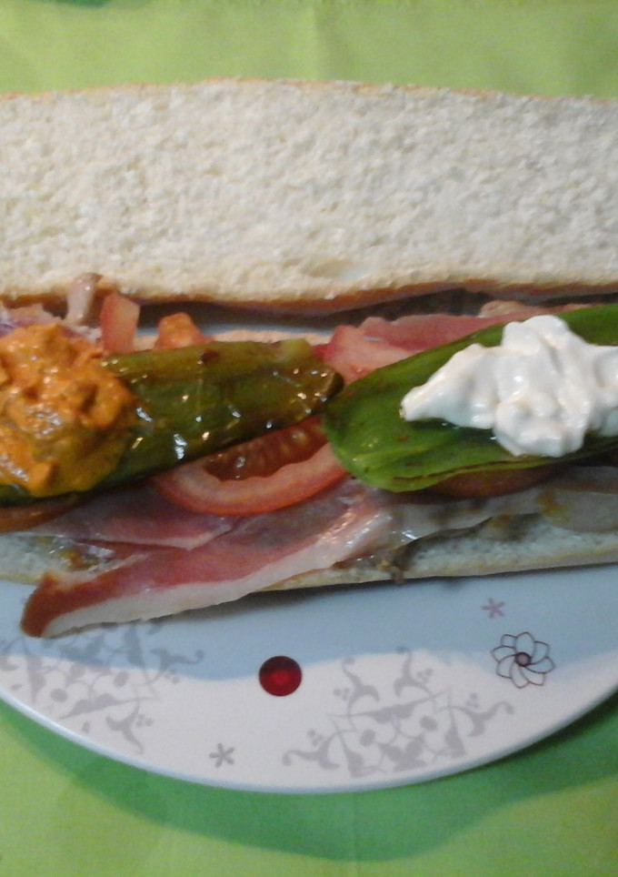 Una foto de Bocadillo serrano de lomo